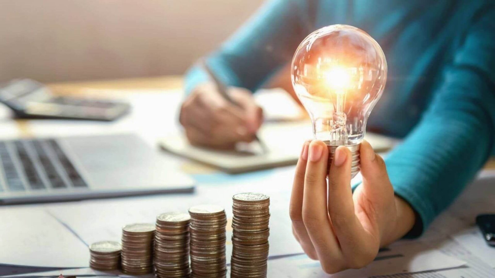 Travel lightbulb money growth